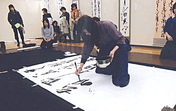 袴姿で席上揮毫に挑む西森先生