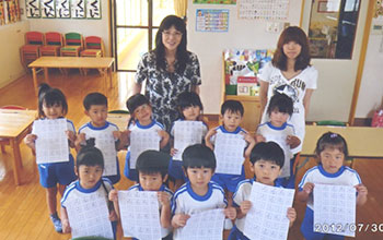 第2アカシヤ保育園で書道を学ぶ園児たち